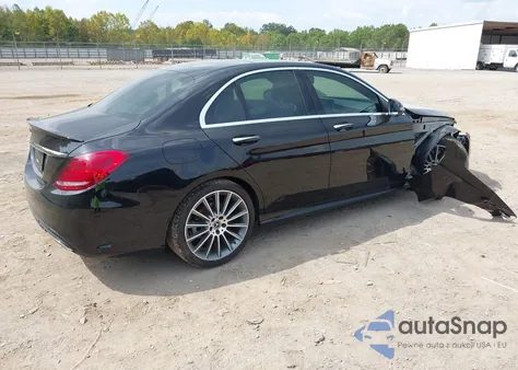 2018 Mercedes-Benz C 300 z USA, uszkodzony, nr VIN 55SWF4JBXJU279099